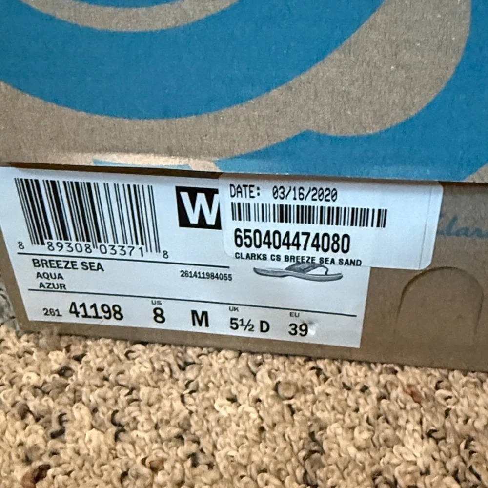 Clarks Aqua and White Sandals Flip Flops Sz 8 NIB - Picture 6 of 6